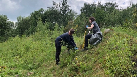 young people volunteering